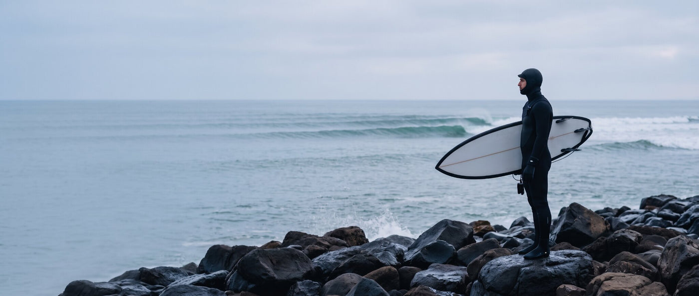 Surfista con tabla frente al mar — El Ruco Surf Shop